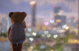 TERIFIANT // Un bebeluş de două luni a murit, după ce tatăl l-a aruncat pe fereastră în timpul unei discuţii aprinse cu mama